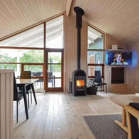 Three-bedroom Holiday In Juelsminde